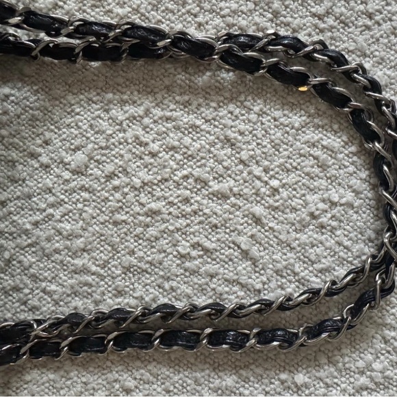 CHANEL VINTAGE Black caviar leather Quilted Shoulder Bag with Silver Accents - Picture 10 of 13